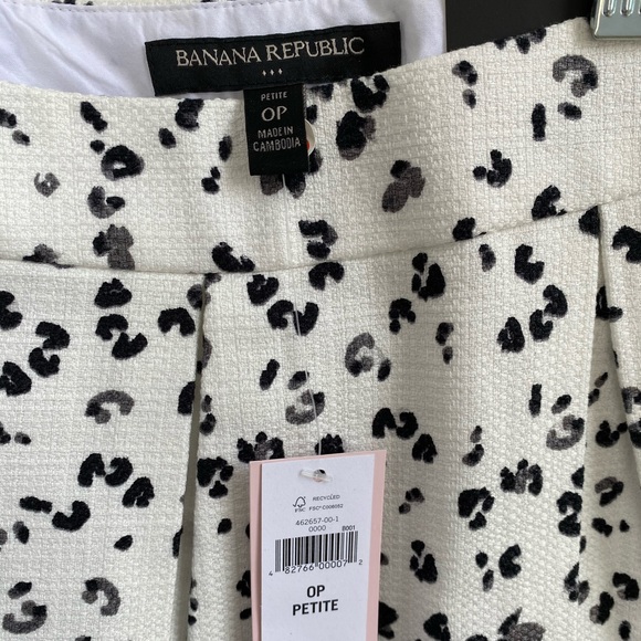 Banana Republic Black and White Pleated Skirt - Picture 2 of 4